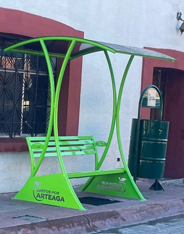 Instalan parabuses; inutilizan banquetas