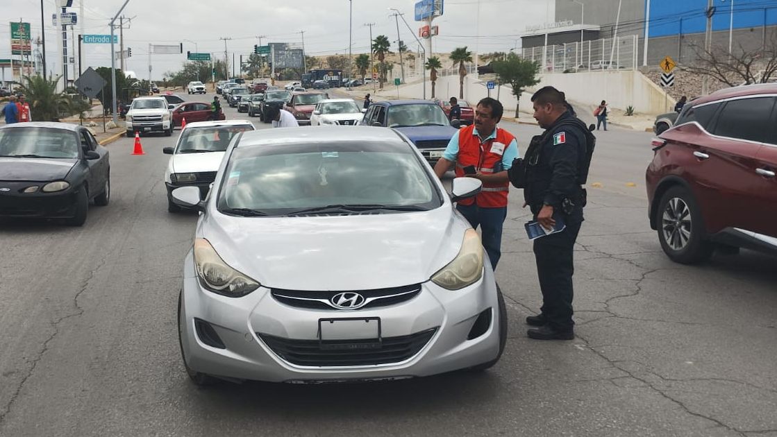 Van tras vehículos ilegales en Coahuila