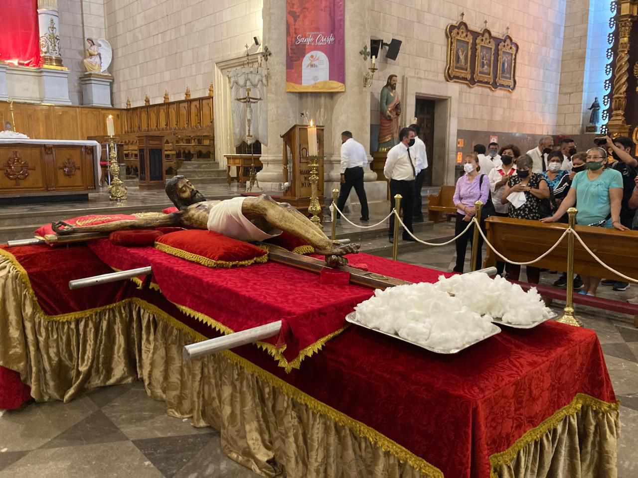 Alistan descenso del Santo Cristo en Saltillo