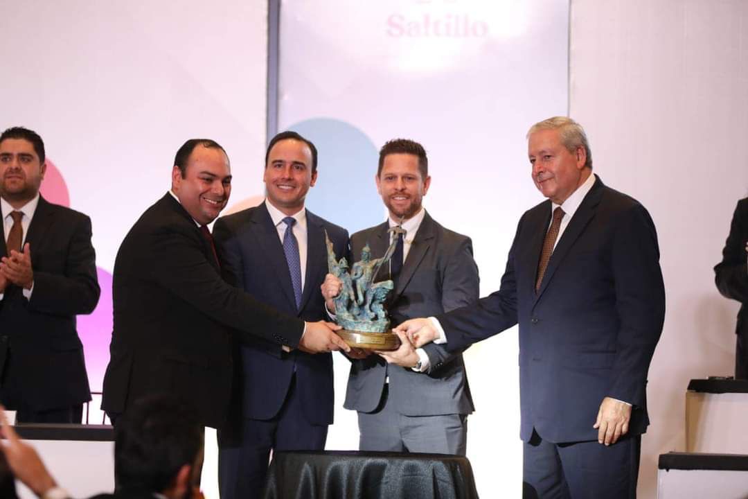 Entregan Manolo y Chema Presea Saltillo