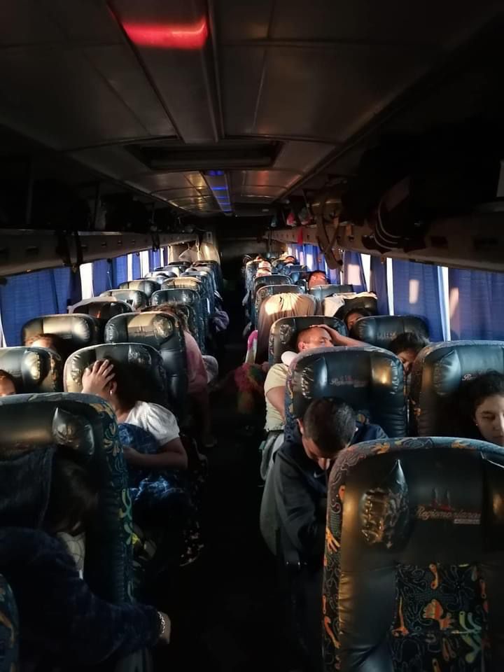 Abandonan a monclovenses; Estado los rescata