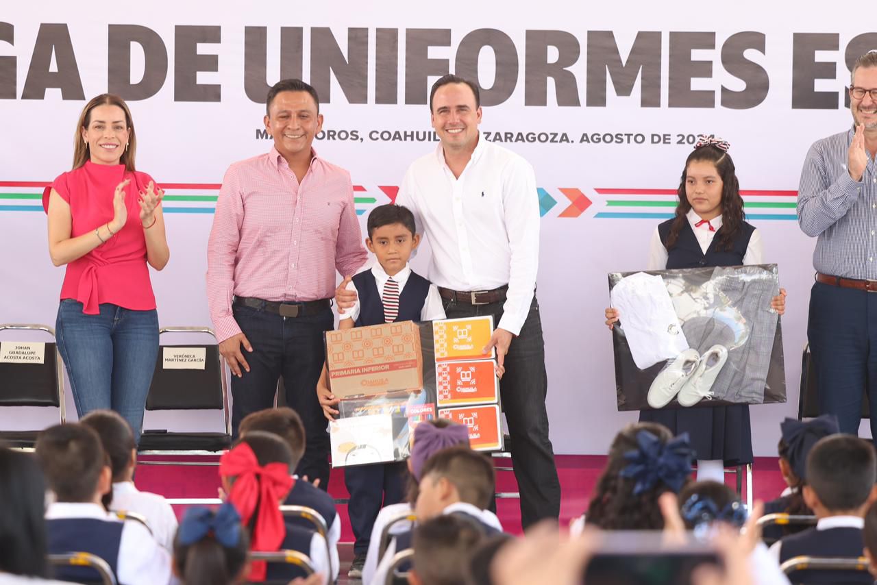 Iniciamos entrega de uniformes en las escuelas rurales de Coahuila: Manolo