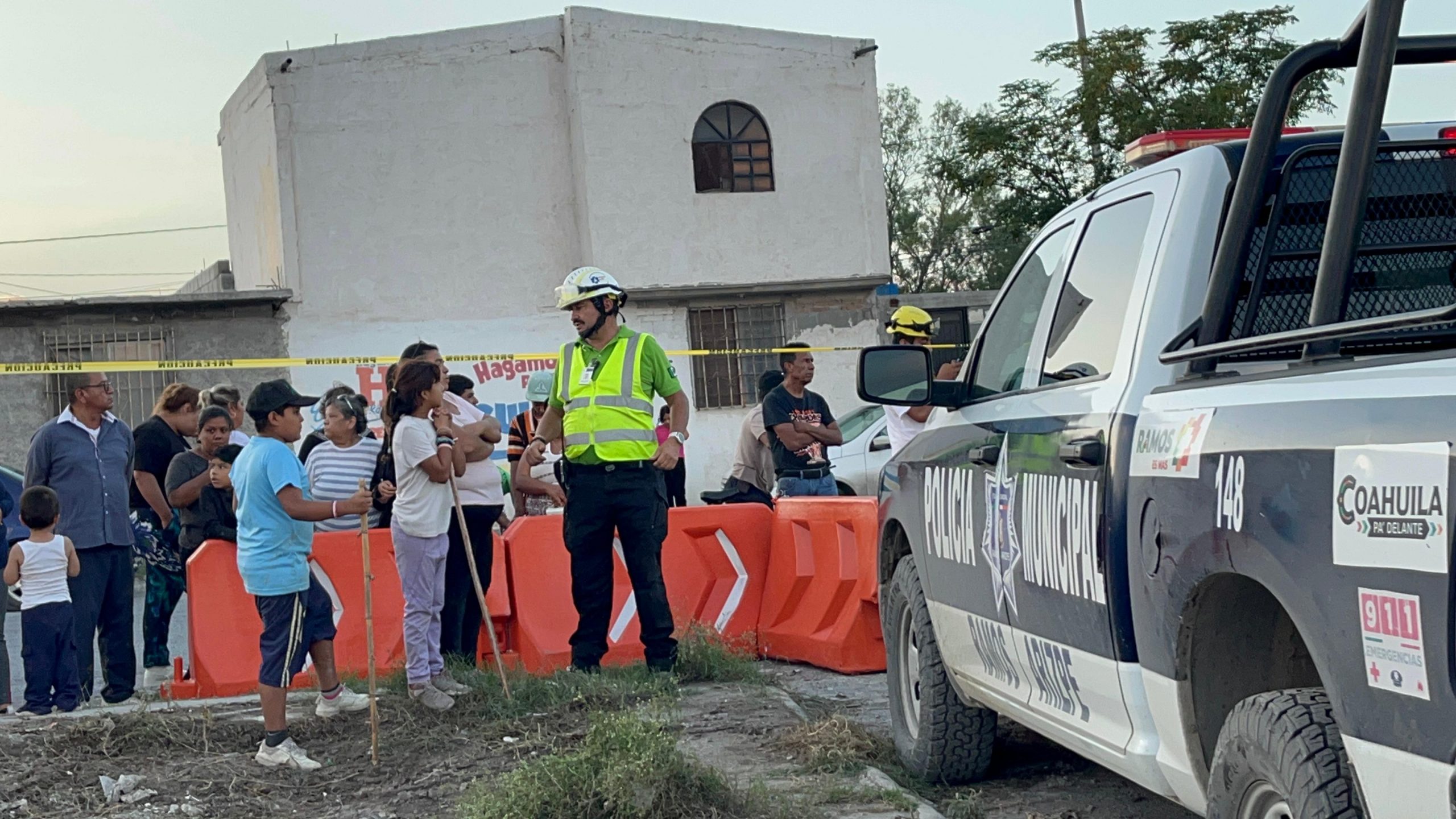 Intensifican búsqueda de tres personas arrastradas por la corriente