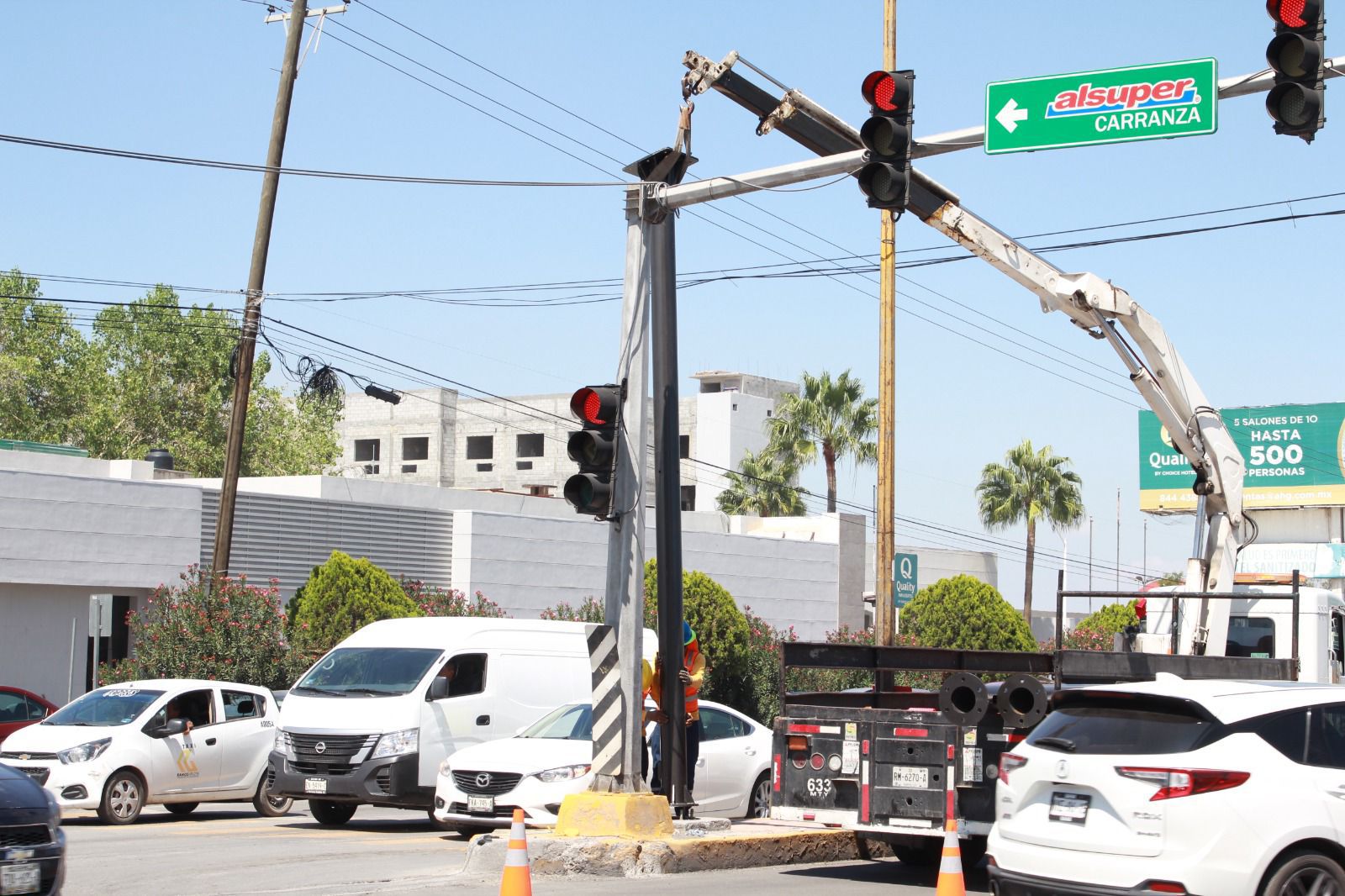 Avanzan trabajos en el V. Carranza; comienza instalación de semáforos inteligentes