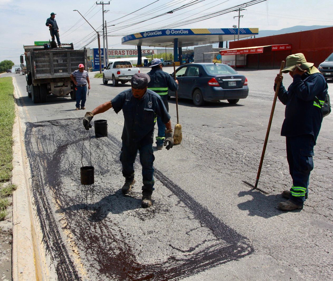 Estamos trabajando para reparar baches; repórtalos al 072