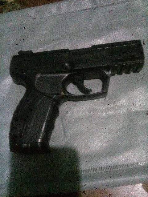 Incautan a alumnos réplicas de pistolas