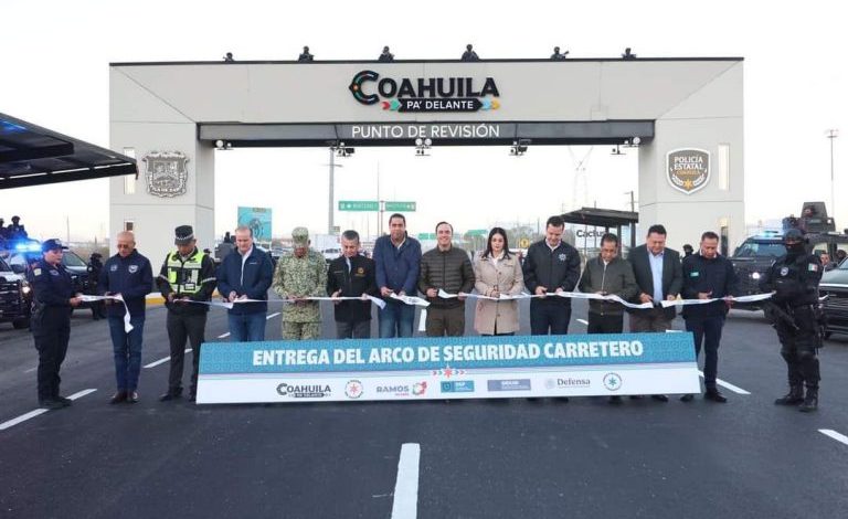 Inaugura Manolo primer arco de seguridad carretero en Coahuila