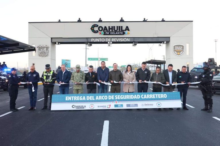 Inaugura Manolo primer arco de seguridad carretero en Coahuila