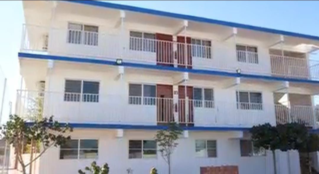 Se salva alumna que saltó de segundo piso