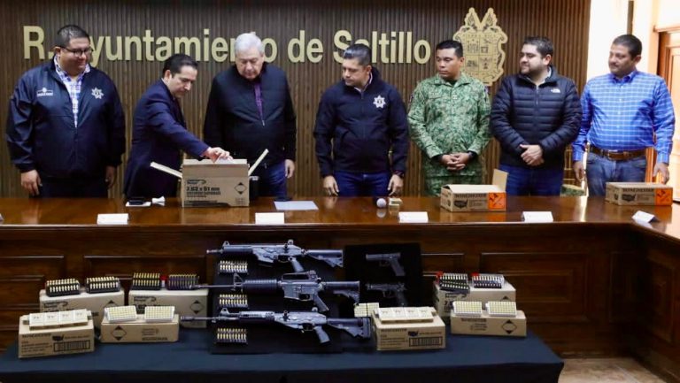 Entrega Chema Fraustro cartuchos para armas de la Comisaría de Seguridad