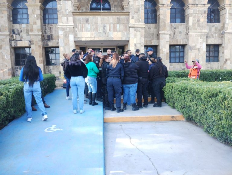 Para burocracia en Múzquiz; interviene Manolo para garantizar pagos