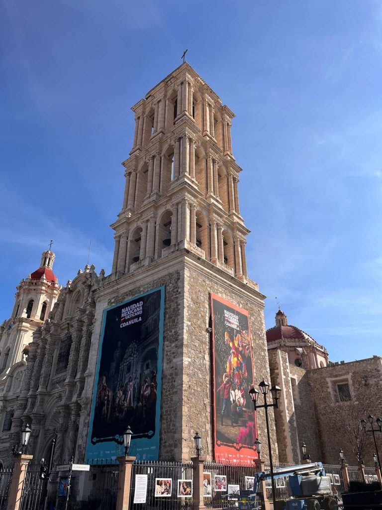 Lonas instaladas en Catedral no causan daños: Párroco