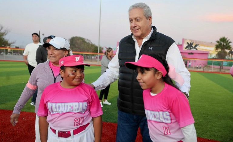 Inaugura alcalde tres nuevas canchas en parque R. González