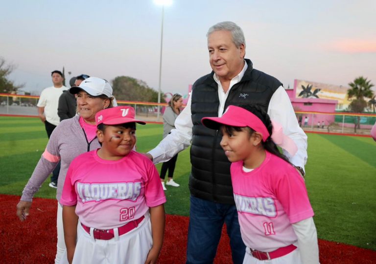 Inaugura alcalde tres nuevas canchas en parque R. González