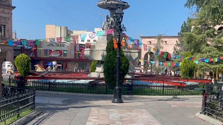 Alistan Plaza de Armas para recibir la Navidad