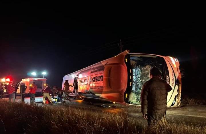 Vuelca autobús en la 57; hay un muerto y 5 heridos