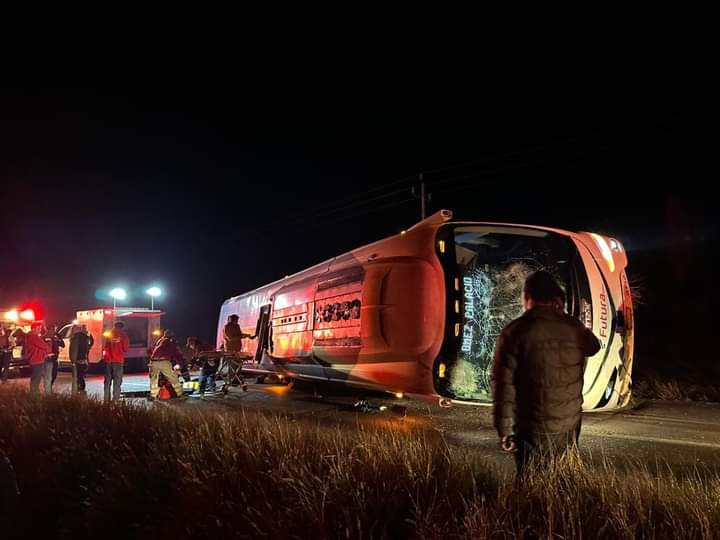 Vuelca autobús en la 57; hay un muerto y 5 heridos