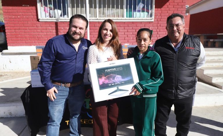 Entregan Gobierno del Estado y Centrient computadoras a telesecundaria en Ramos Arizpe