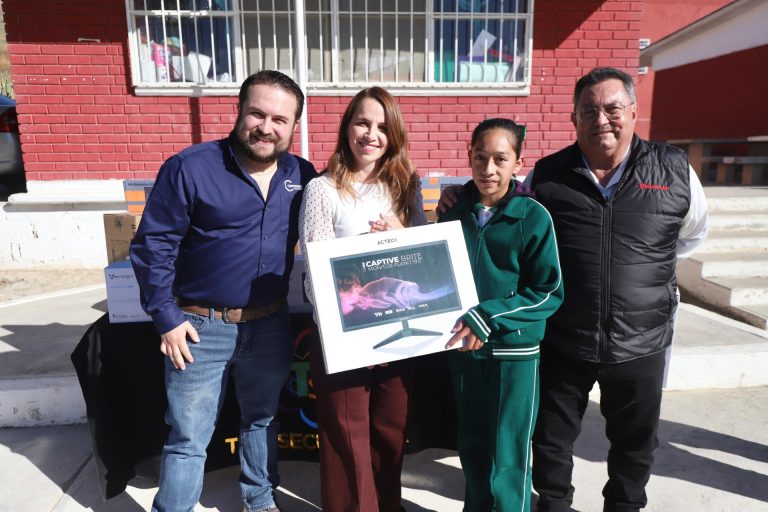 Entregan Gobierno del Estado y Centrient computadoras a telesecundaria en Ramos Arizpe