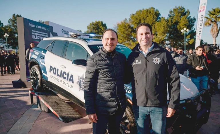 Entregan Manolo Jiménez y Javier Díaz 37 patrullas a la policía de Saltillo