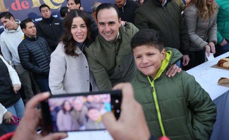 Conviven Manolo y Paola con cientos de familias en la tradicional Rosca de Reyes