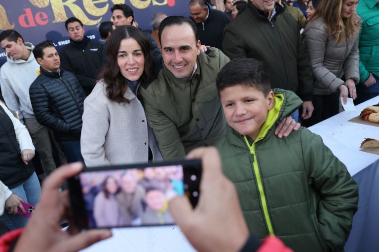 Conviven Manolo y Paola con cientos de familias en la tradicional Rosca de Reyes