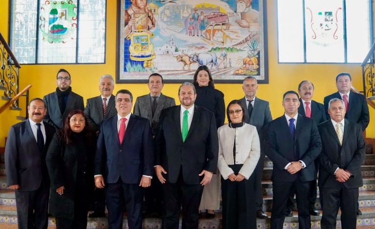 Entrega Tomás Gutiérrez nombramientos; pide trabajar con profesionalismo