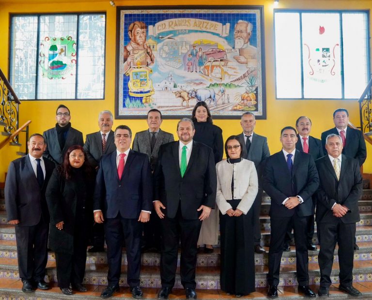 Entrega Tomás Gutiérrez nombramientos; pide trabajar con profesionalismo