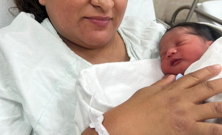 Recibe IMSS Coahuila primer bebé de 2025 en el estado