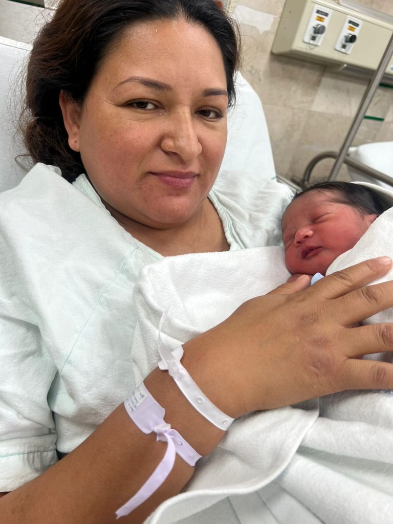 Recibe IMSS Coahuila primer bebé de 2025 en el estado