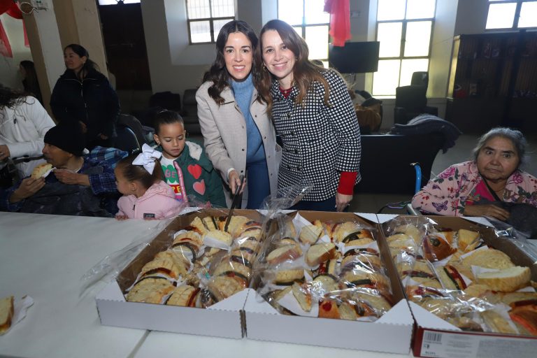 En equipo con sociedad civil, Paola y María Bárbara llevan alegría al asilo del Buen Samaritano