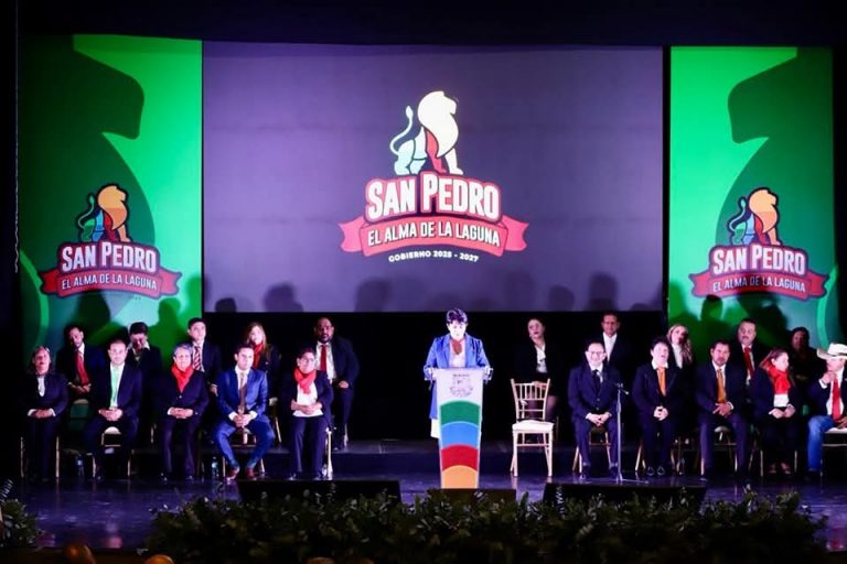 Brenda Güereca rinde protesta como alcaldesa de San Pedro