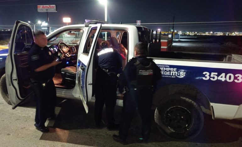 Salvan policías de Torreón a mujer de lanzarse de puente