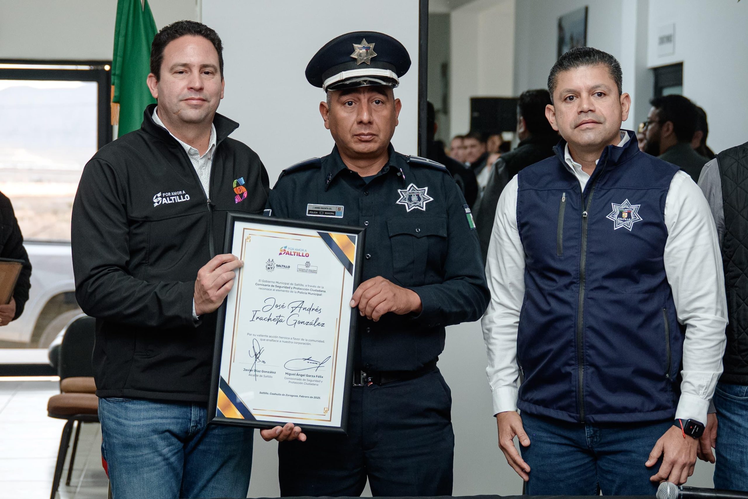 Reconoce Javier Díaz a policías que rescataron a familia de incendio