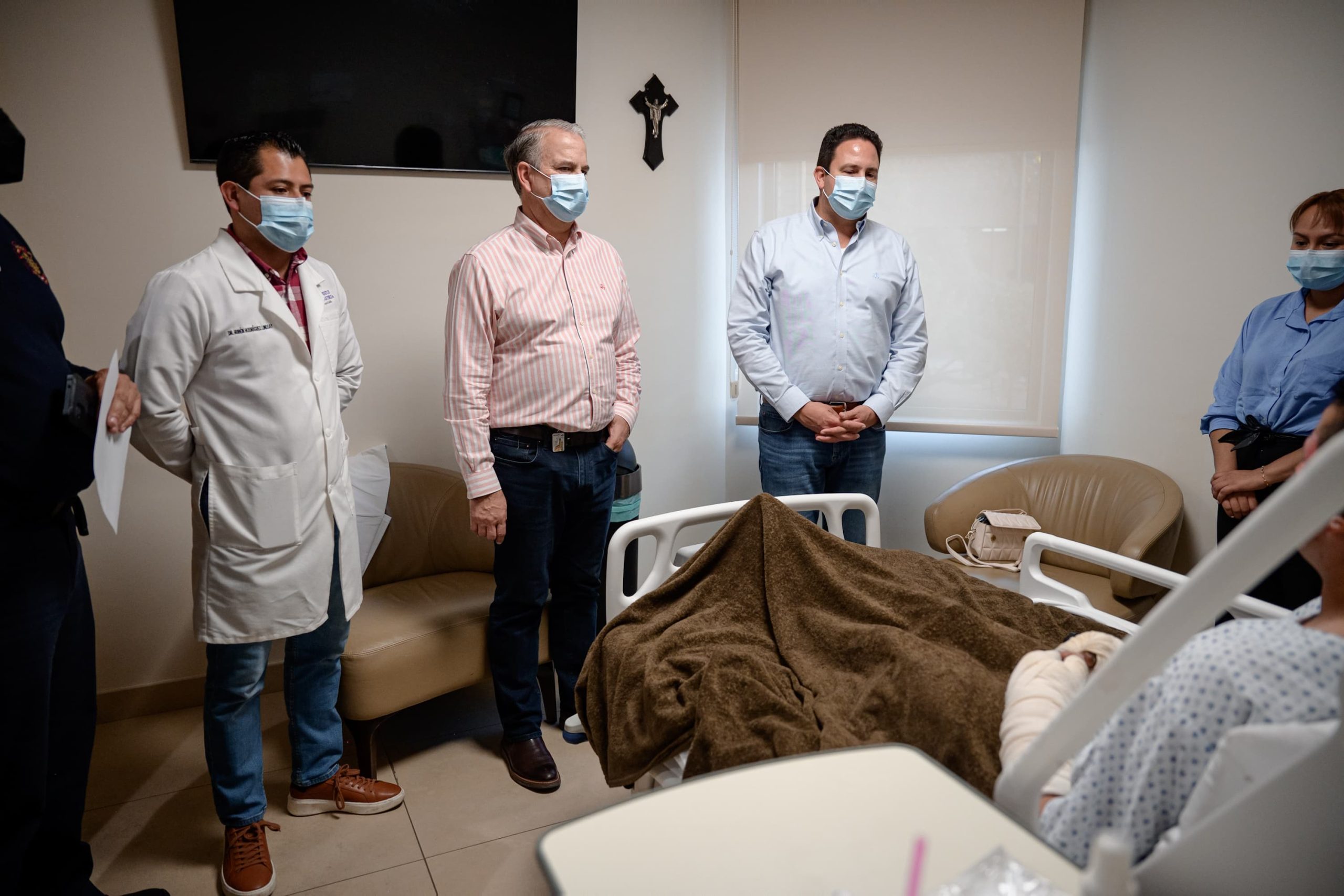 Visita Javier Díaz al Bombero Ricardo Alvarado