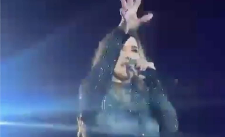 Alicia hace señal de auxilio durante concierto