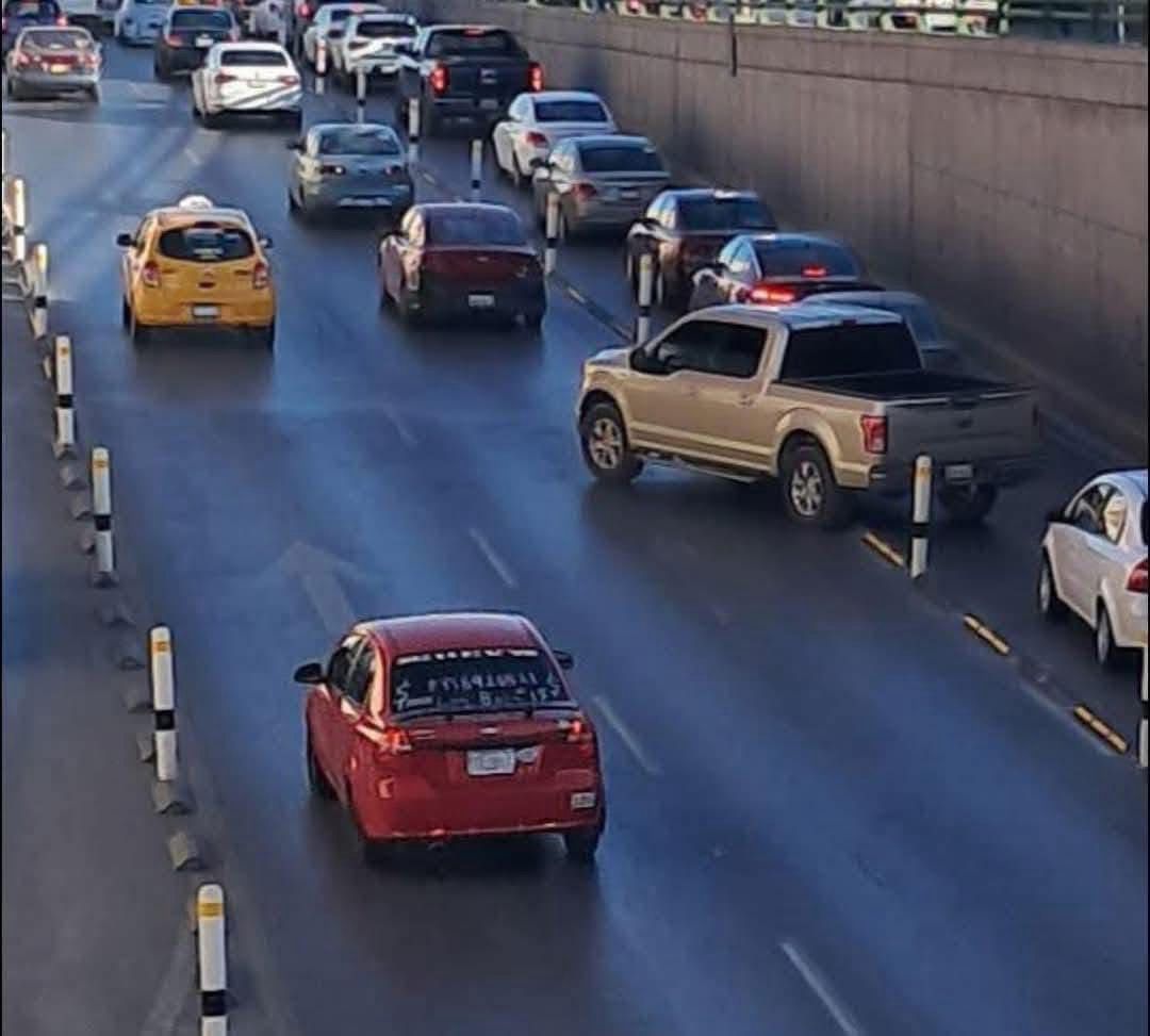 Multarán por invadir carril en el periférico