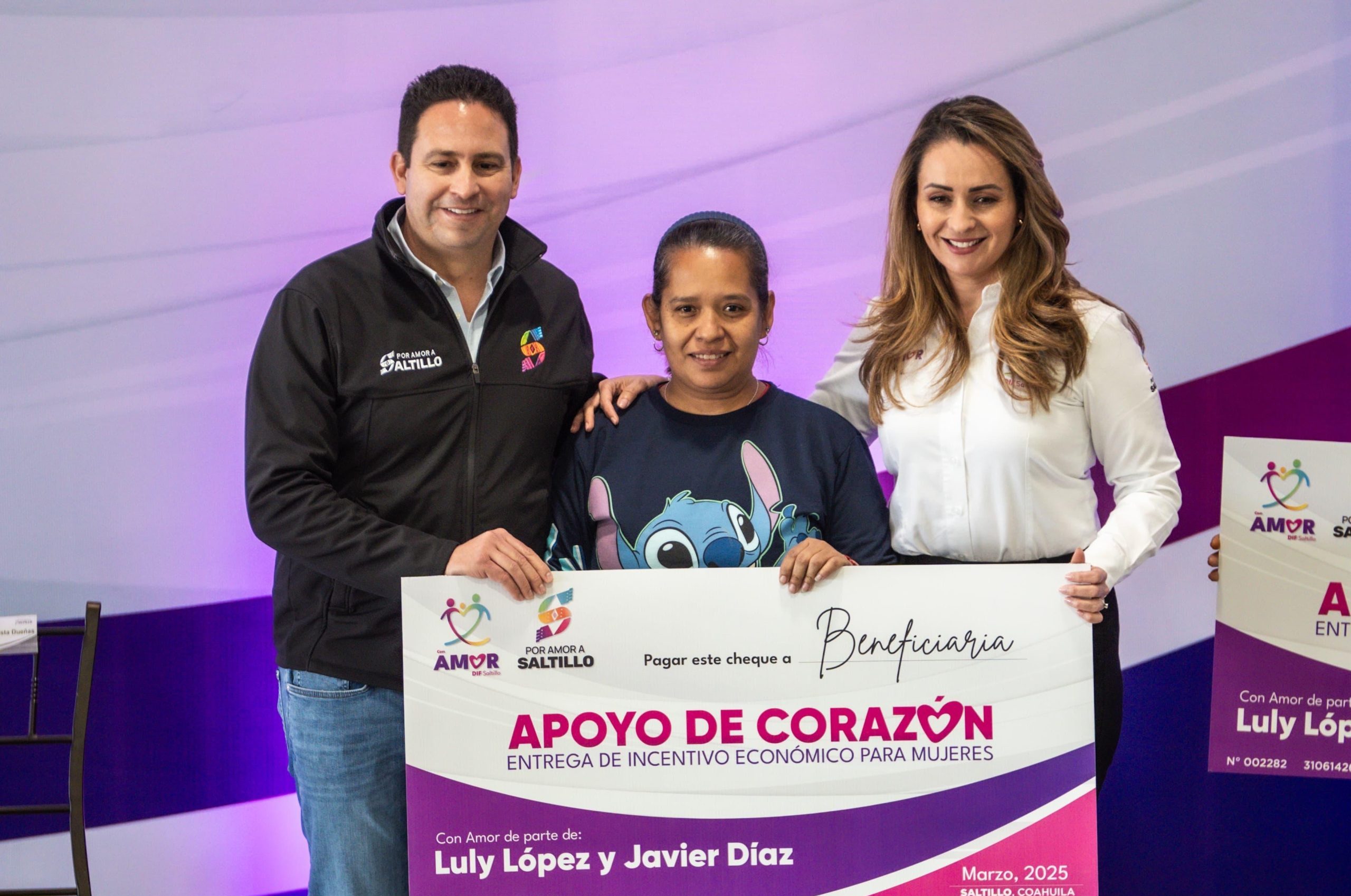 Entregan Javier y Luly “Apoyos de Corazón” a mujeres saltillenses