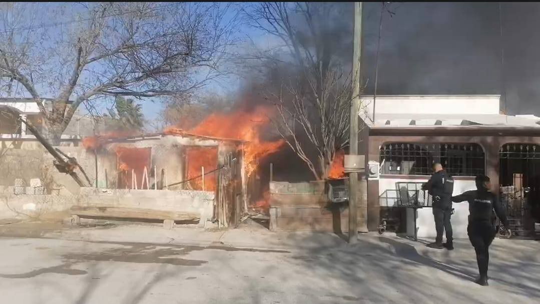 Muere niño atrapado en incendio de su casa