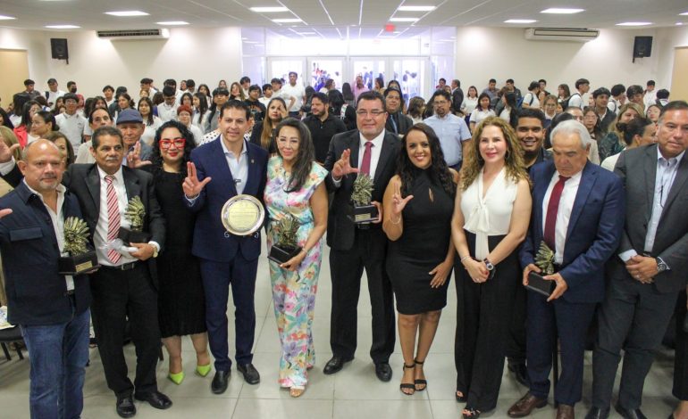 Entregan galardón “Apache” a egresados destacados de la PVC de la UAdeC