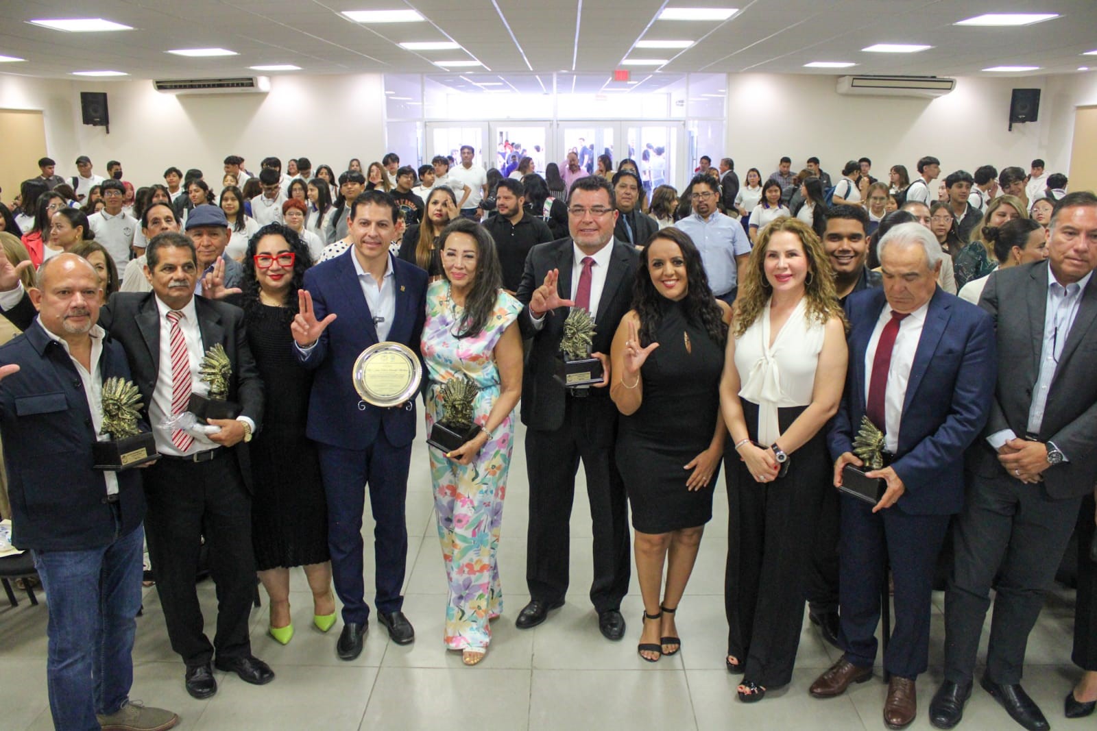 Entregan galardón “Apache” a egresados destacados de la PVC de la UAdeC