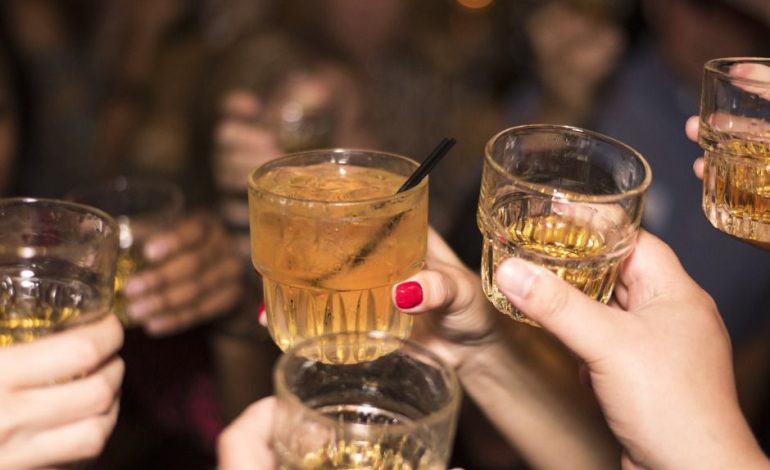 Más mujeres beben alcohol en Coahuila