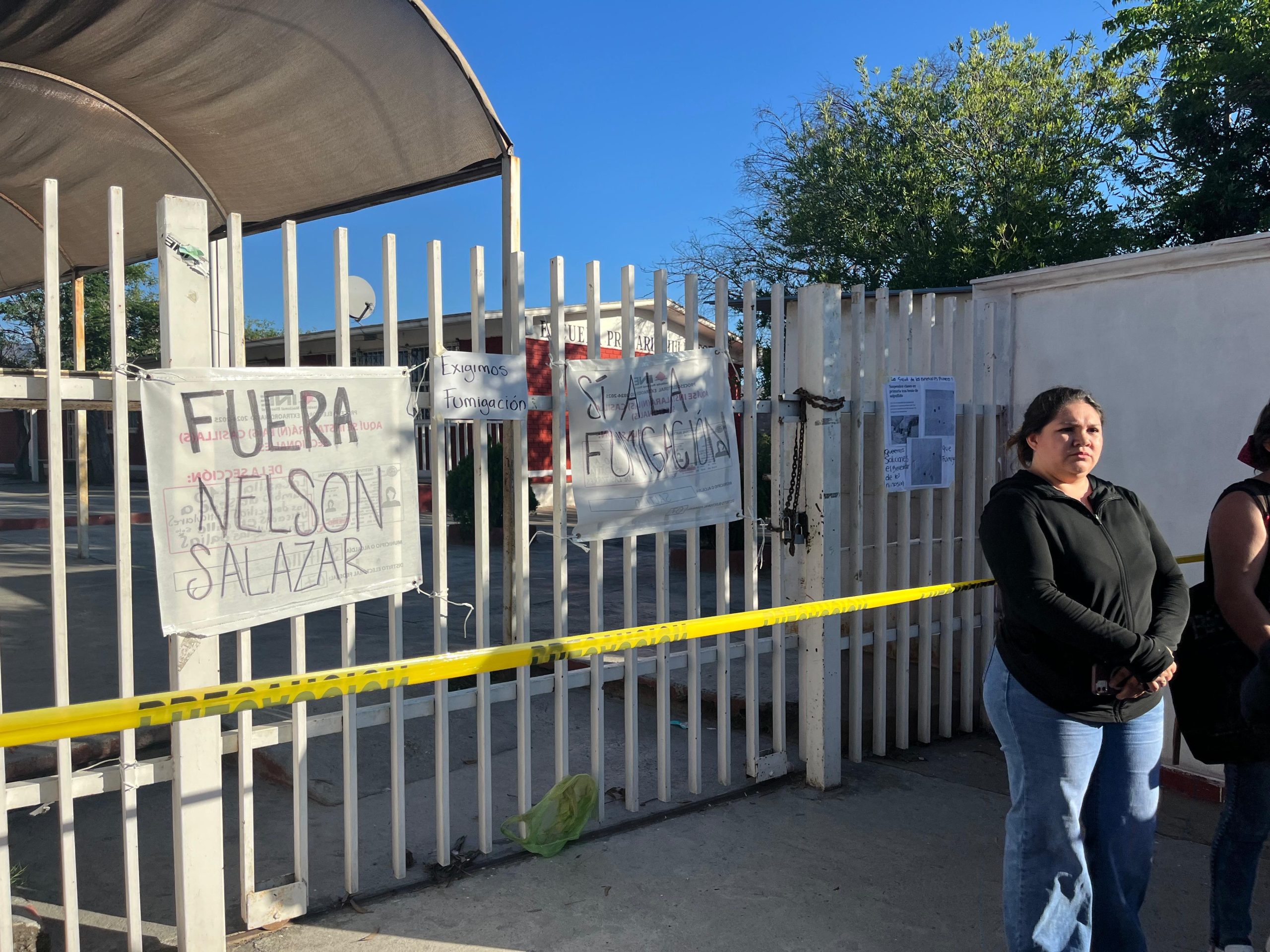 Cierran papás escuela por plaga de chinches en Saltillo