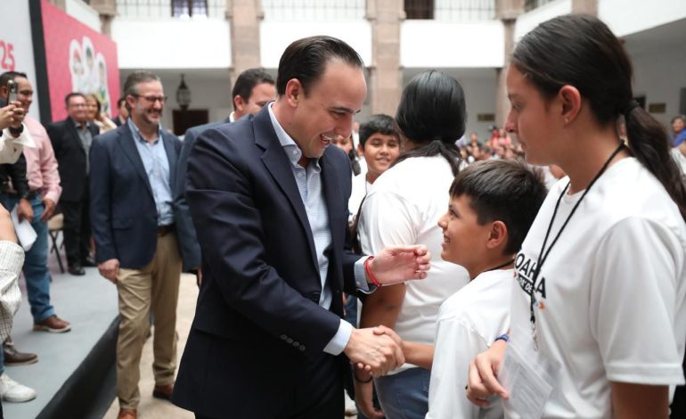 Premia Manolo a ganadores de la Olimpiada del Conocimiento