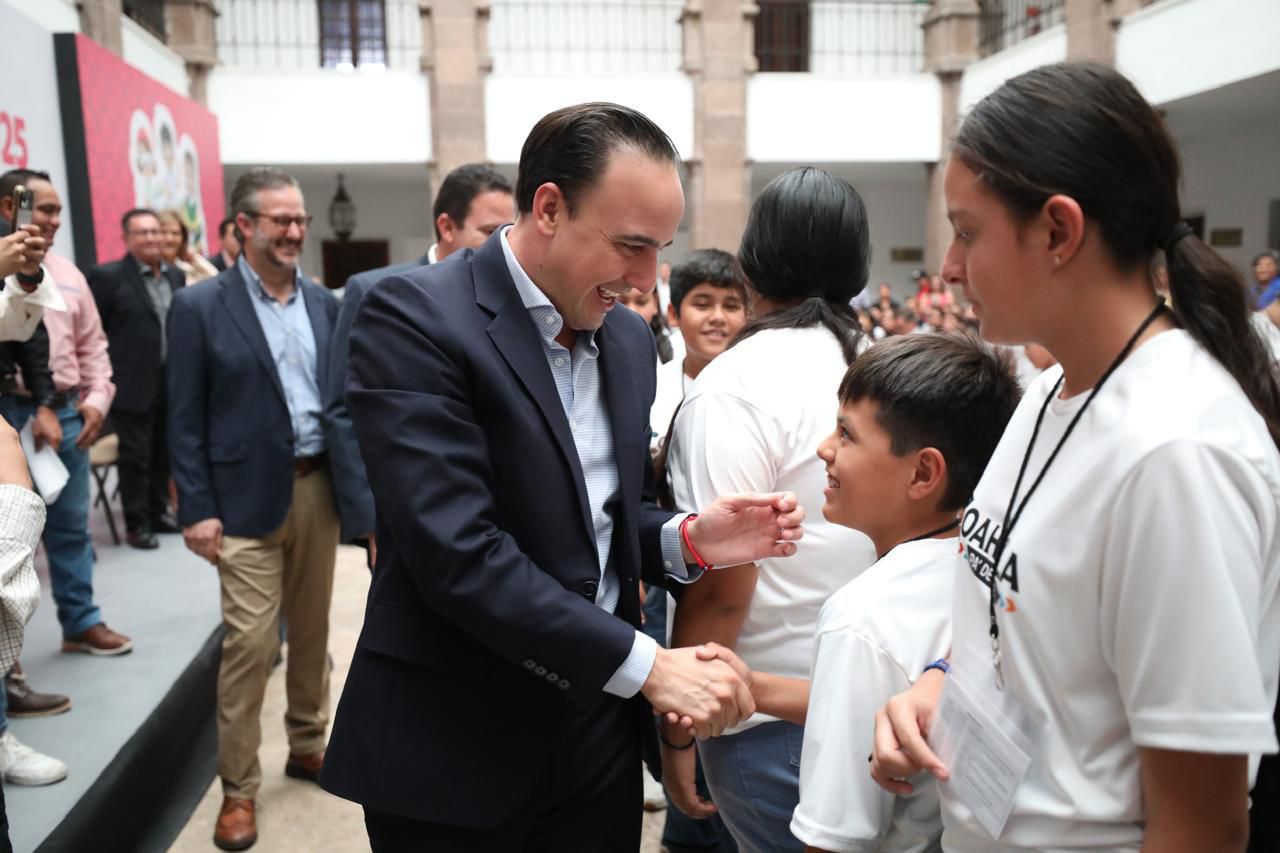 Premia Manolo a ganadores de la Olimpiada del Conocimiento