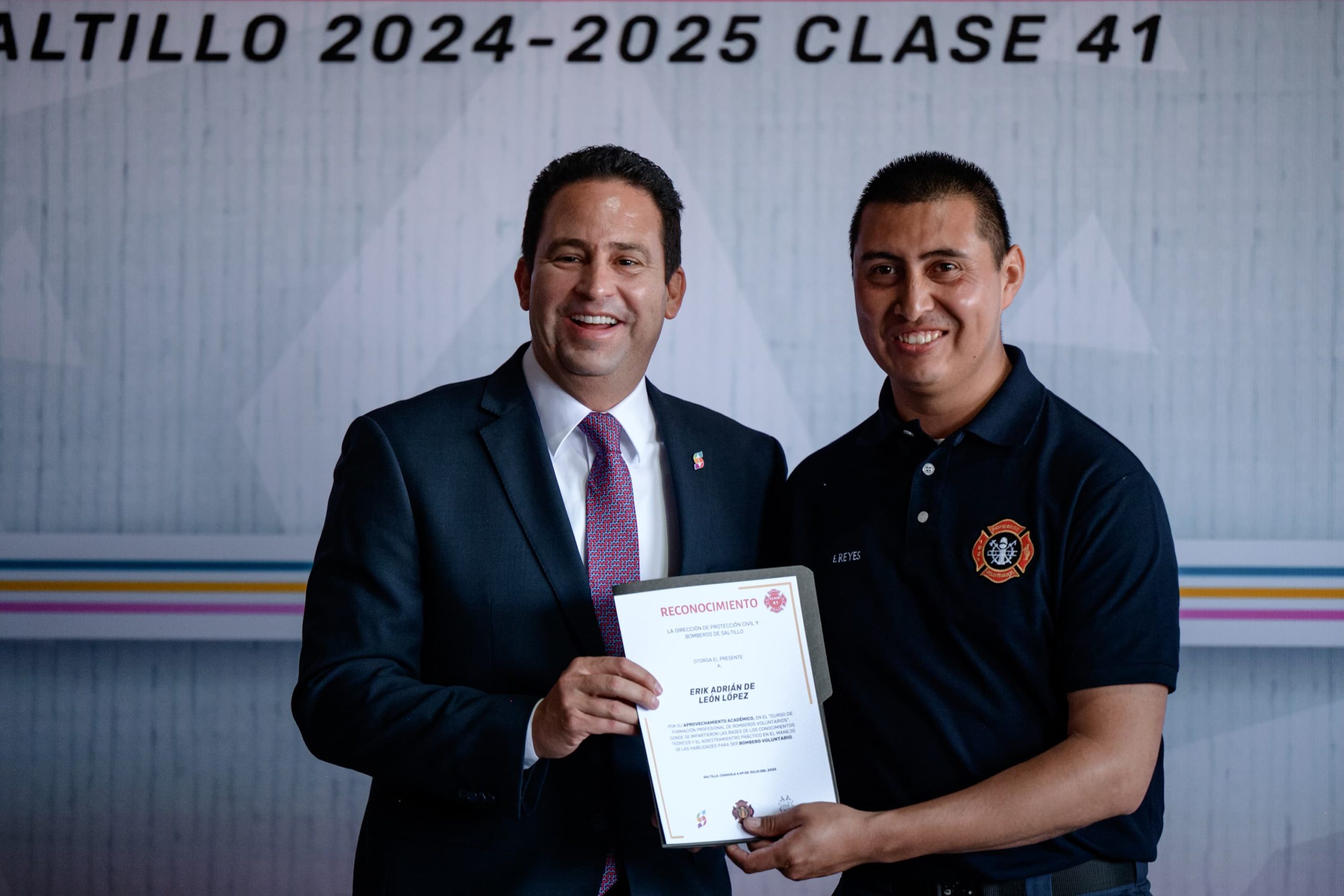 Javier Díaz reconoce labor de bomberos de Saltillo