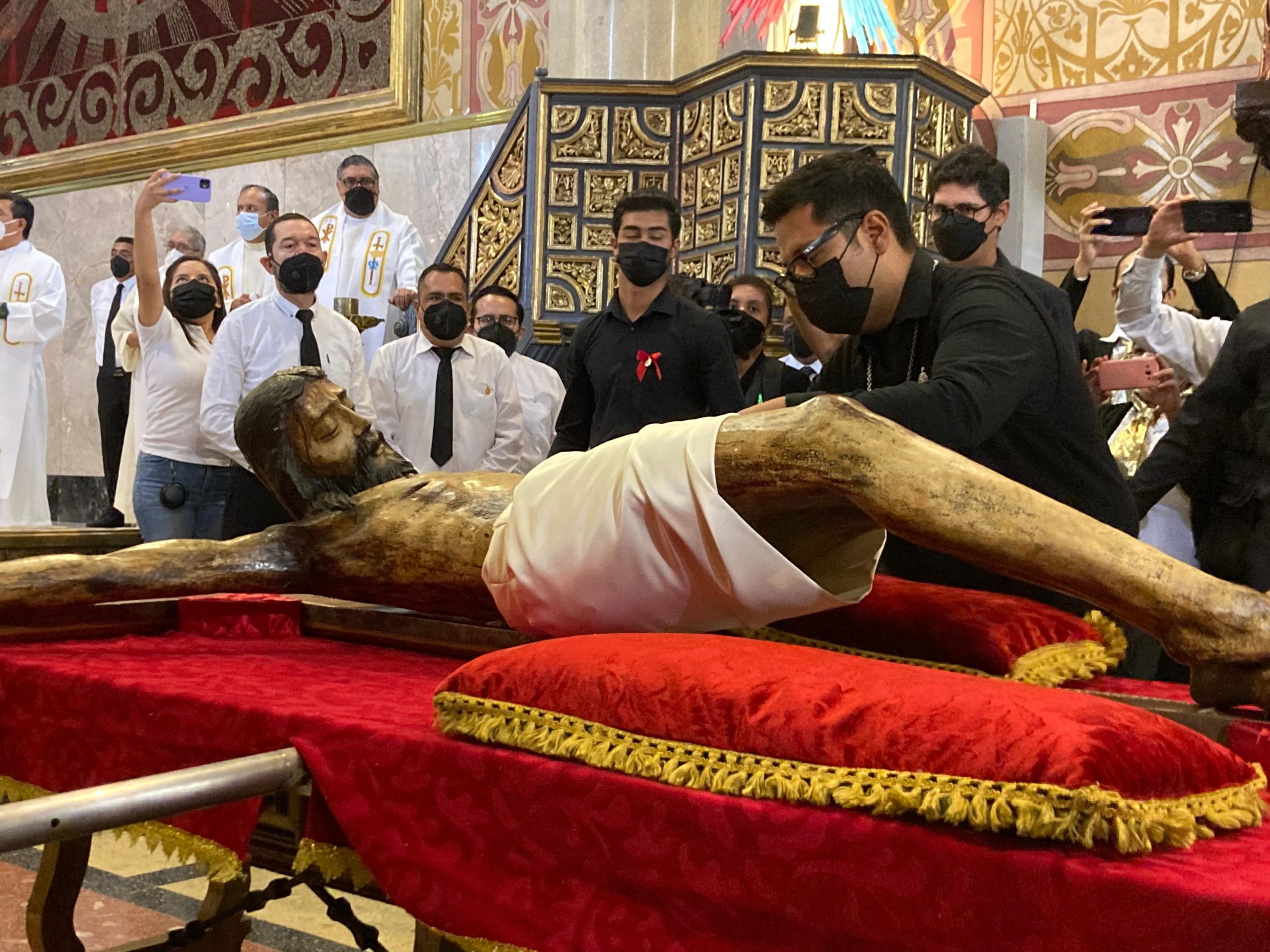 Extienden horario para venerar al Santo Cristo