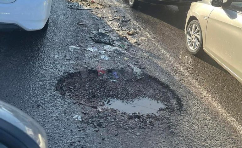 Exigen a Jacobo dejar fiestas y tapar baches
