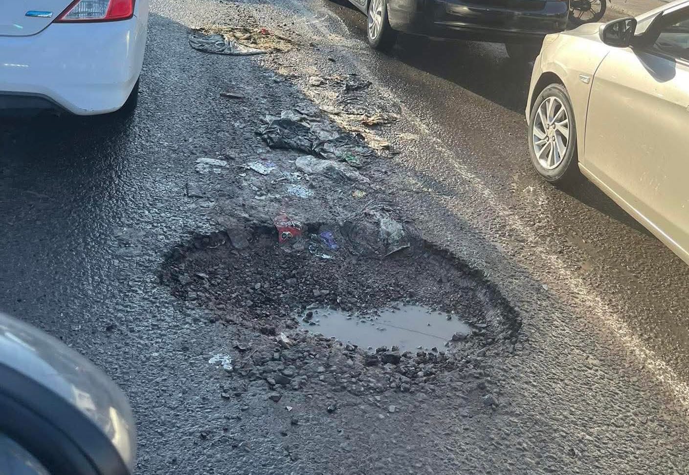 Exigen a Jacobo dejar fiestas y tapar baches