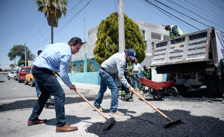 Siguen en Saltillo labores de bacheo: Javier Díaz